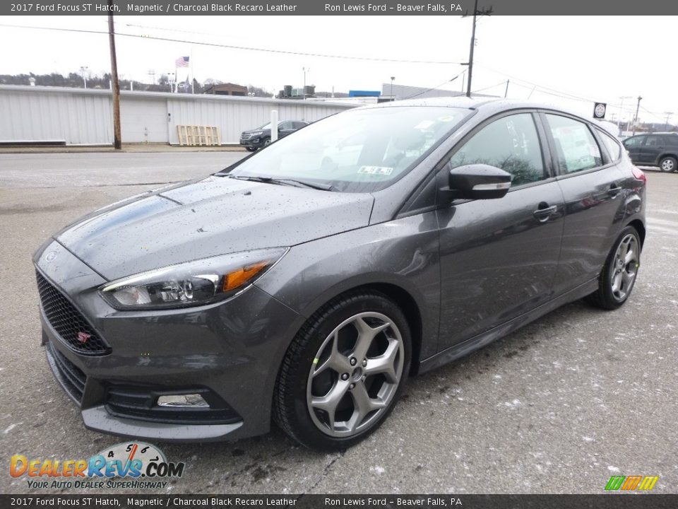 Front 3/4 View of 2017 Ford Focus ST Hatch Photo #7