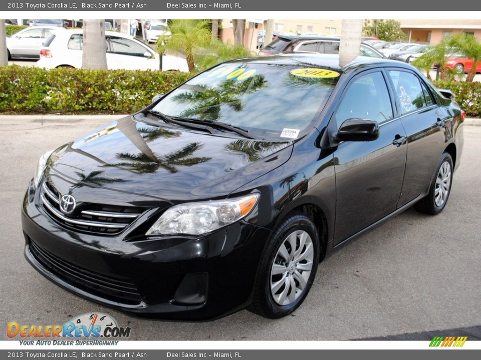 Front 3/4 View of 2013 Toyota Corolla LE Photo #4
