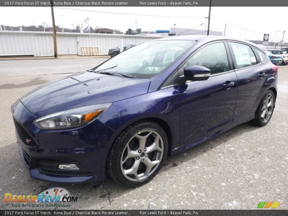 Front 3/4 View of 2017 Ford Focus ST Hatch Photo #6