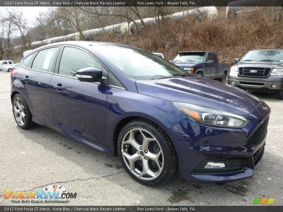 Front 3/4 View of 2017 Ford Focus ST Hatch Photo #8