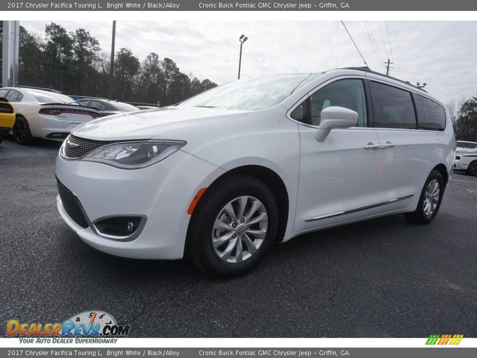 Front 3/4 View of 2017 Chrysler Pacifica Touring L Photo #3