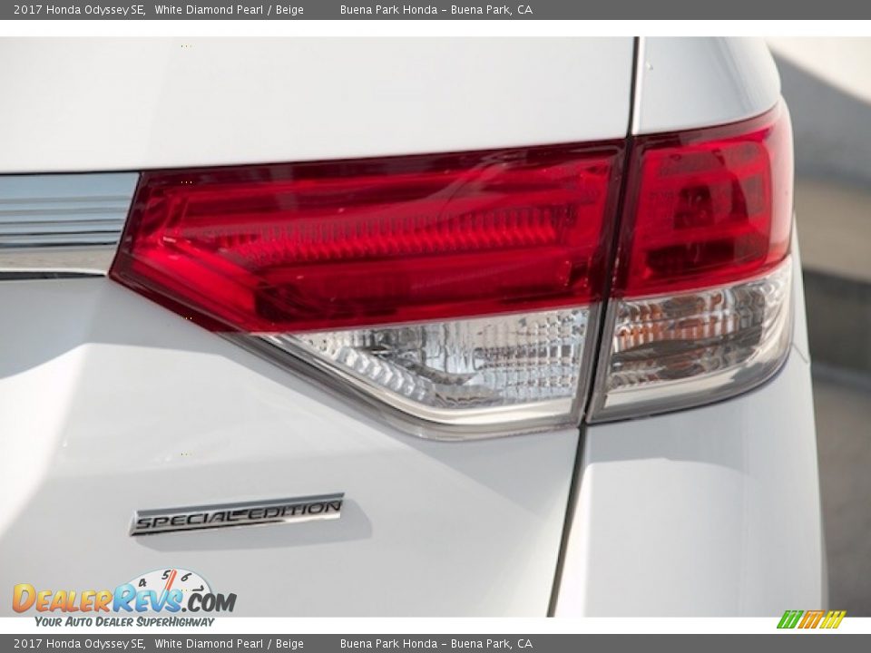 2017 Honda Odyssey SE White Diamond Pearl / Beige Photo #3