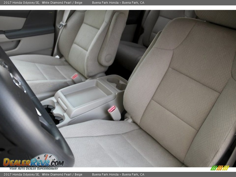 2017 Honda Odyssey SE White Diamond Pearl / Beige Photo #12