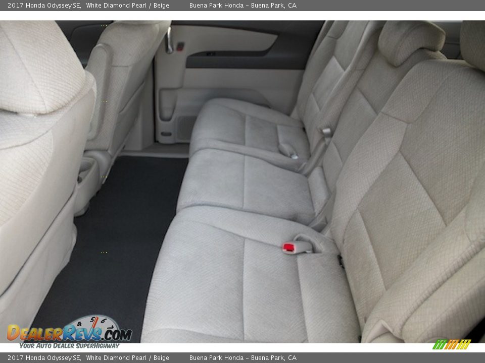 2017 Honda Odyssey SE White Diamond Pearl / Beige Photo #13