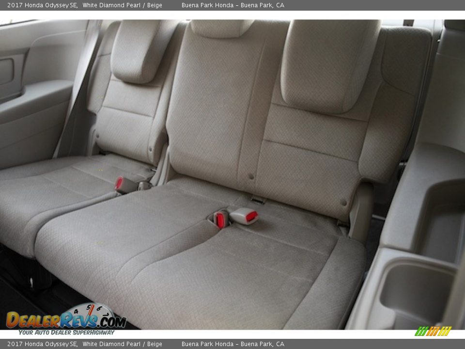 2017 Honda Odyssey SE White Diamond Pearl / Beige Photo #16