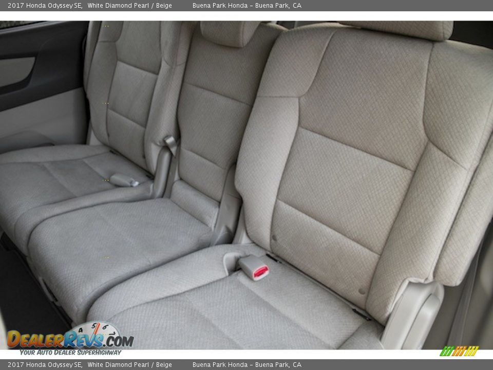 2017 Honda Odyssey SE White Diamond Pearl / Beige Photo #17
