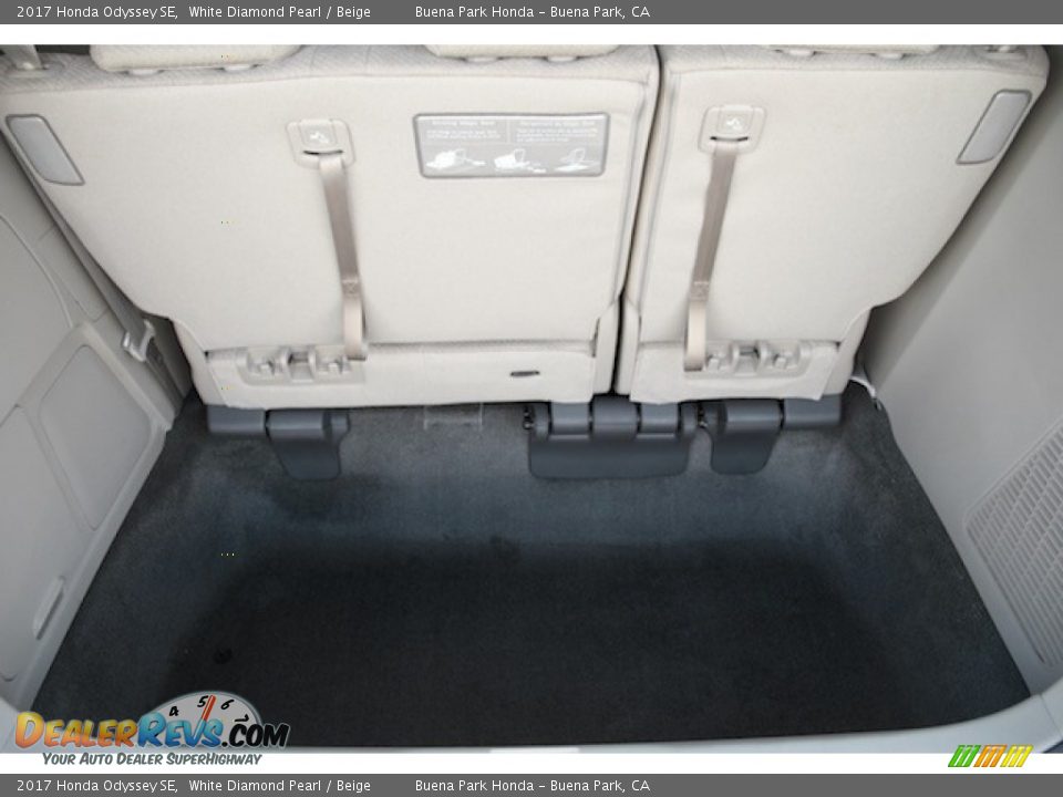 2017 Honda Odyssey SE White Diamond Pearl / Beige Photo #18