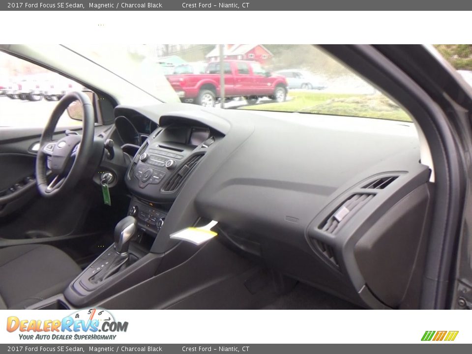 2017 Ford Focus SE Sedan Magnetic / Charcoal Black Photo #24