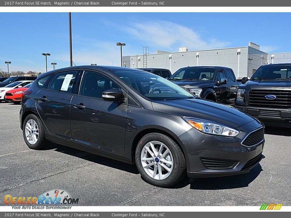 Front 3/4 View of 2017 Ford Focus SE Hatch Photo #1