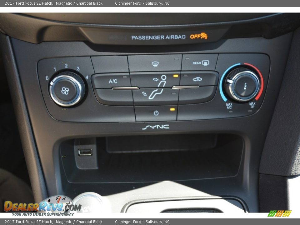 Controls of 2017 Ford Focus SE Hatch Photo #12