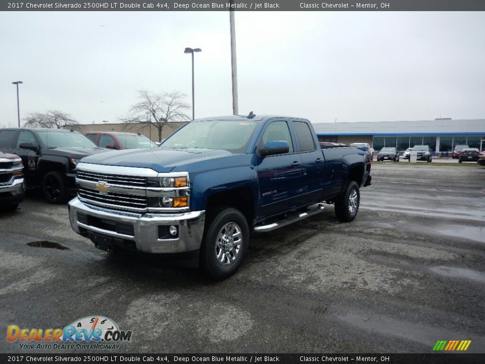 Front 3/4 View of 2017 Chevrolet Silverado 2500HD LT Double Cab 4x4 Photo #1