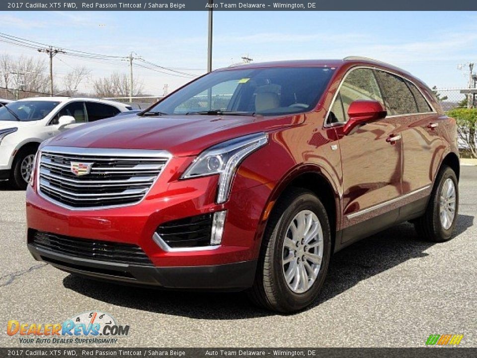 Front 3/4 View of 2017 Cadillac XT5 FWD Photo #3