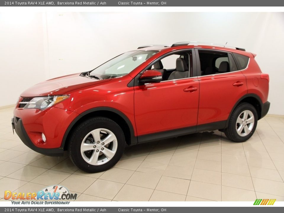 Front 3/4 View of 2014 Toyota RAV4 XLE AWD Photo #3