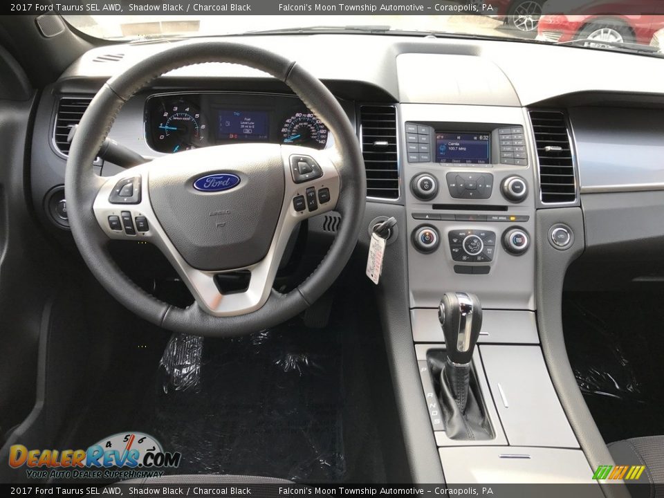 Dashboard of 2017 Ford Taurus SEL AWD Photo #8