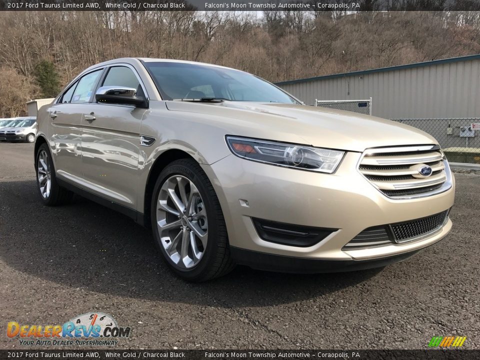 Front 3/4 View of 2017 Ford Taurus Limited AWD Photo #3