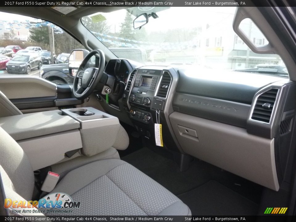 Dashboard of 2017 Ford F550 Super Duty XL Regular Cab 4x4 Chassis Photo #5