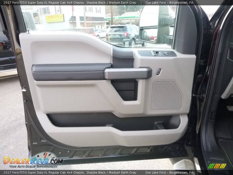 2017 Ford F550 Super Duty XL Regular Cab 4x4 Chassis Shadow Black / Medium Earth Gray Photo #13