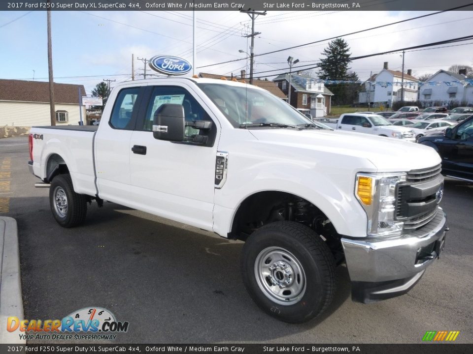 2017 Ford F250 Super Duty XL SuperCab 4x4 Oxford White / Medium Earth Gray Photo #3