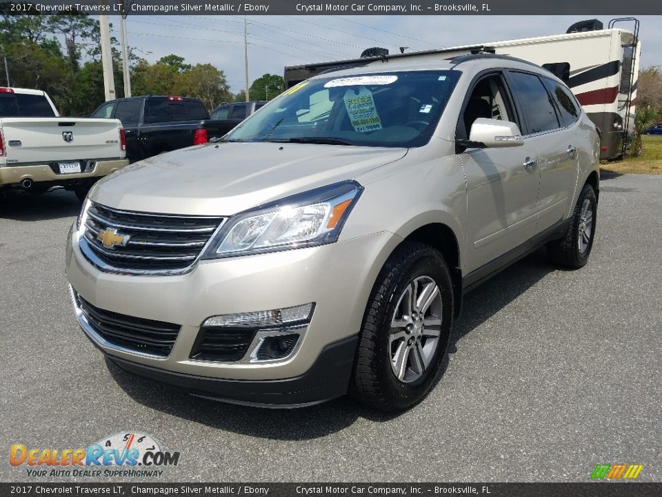 Front 3/4 View of 2017 Chevrolet Traverse LT Photo #1