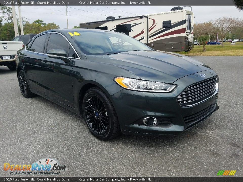 Front 3/4 View of 2016 Ford Fusion SE Photo #6