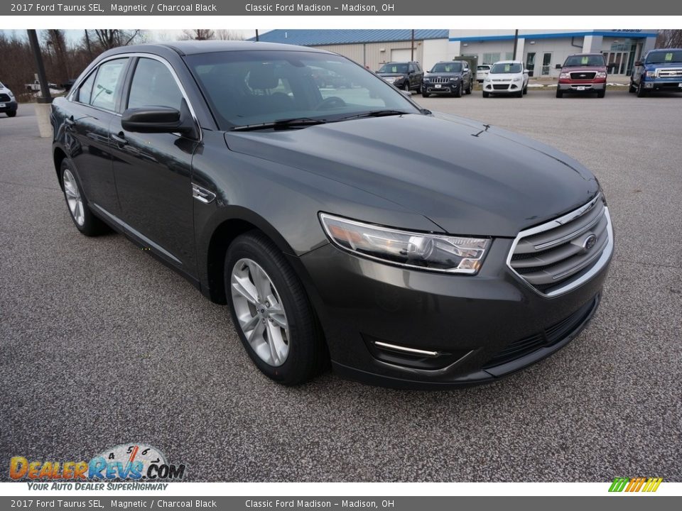 Front 3/4 View of 2017 Ford Taurus SEL Photo #1