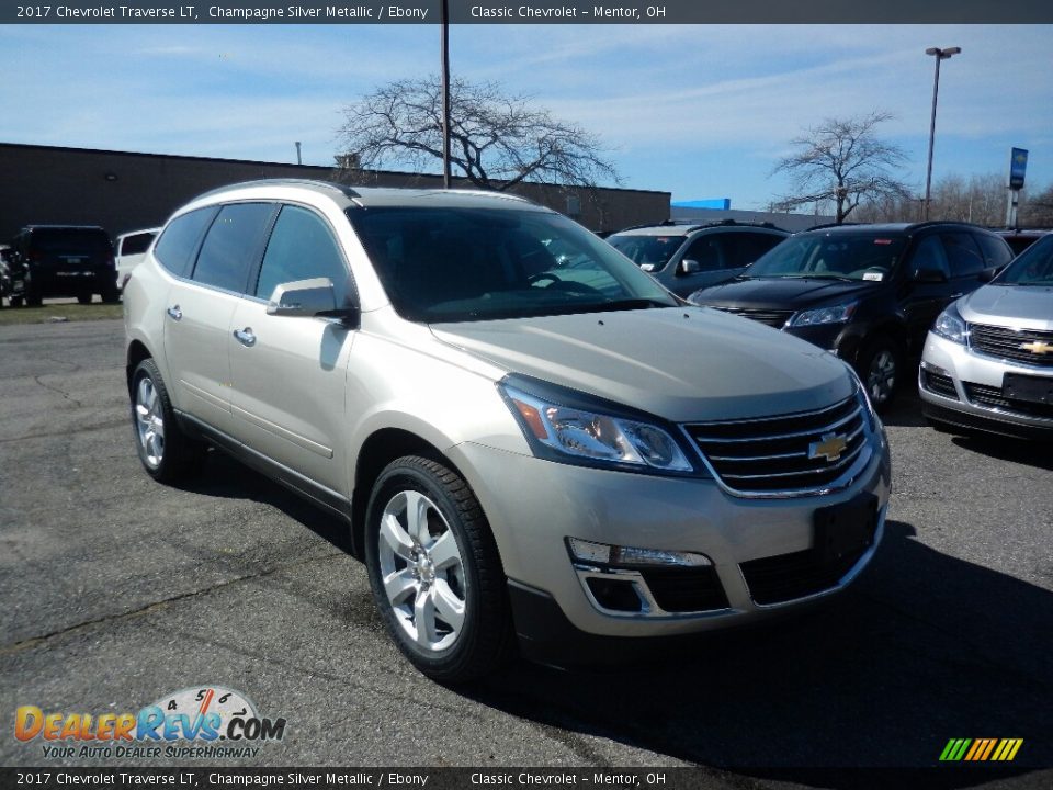 Front 3/4 View of 2017 Chevrolet Traverse LT Photo #3