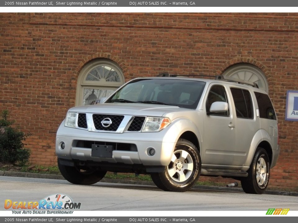 Front 3/4 View of 2005 Nissan Pathfinder LE Photo #6