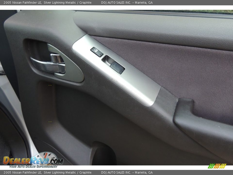 2005 Nissan Pathfinder LE Silver Lightning Metallic / Graphite Photo #17
