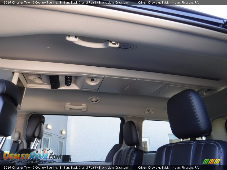 2016 Chrysler Town & Country Touring Brilliant Black Crystal Pearl / Black/Light Graystone Photo #31