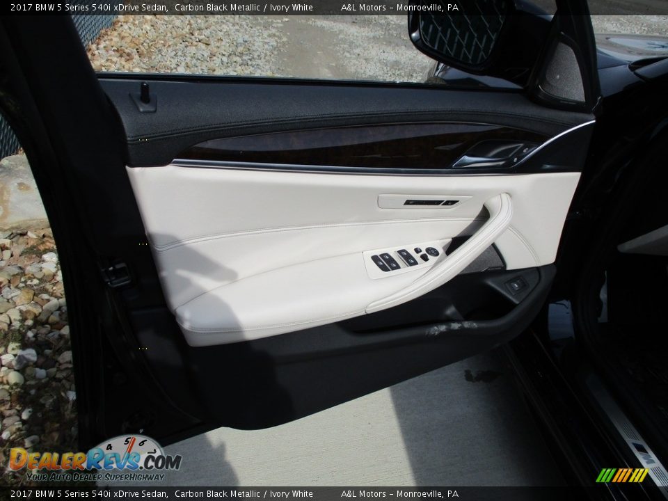 Door Panel of 2017 BMW 5 Series 540i xDrive Sedan Photo #10
