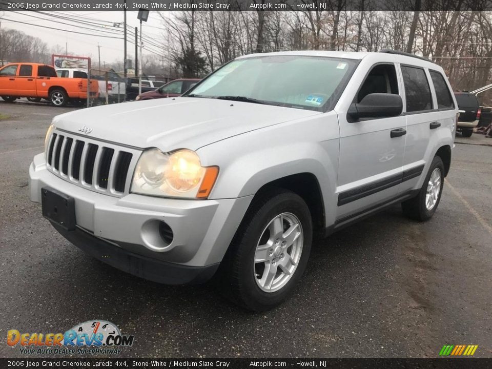 2006 Jeep Grand Cherokee Laredo 4x4 Stone White / Medium Slate Gray Photo #2