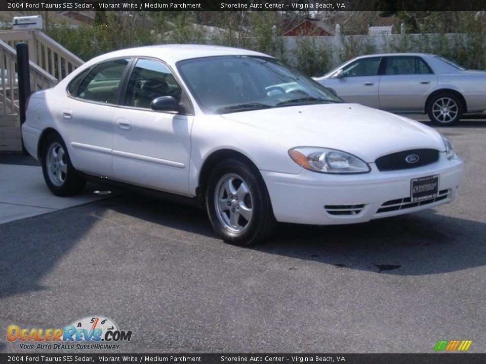 2004 Ford Taurus SES Sedan Vibrant White / Medium Parchment Photo #2