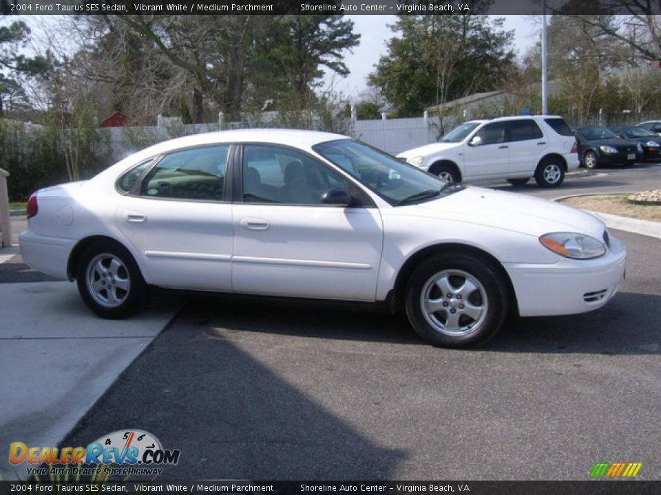 2004 Ford Taurus SES Sedan Vibrant White / Medium Parchment Photo #3