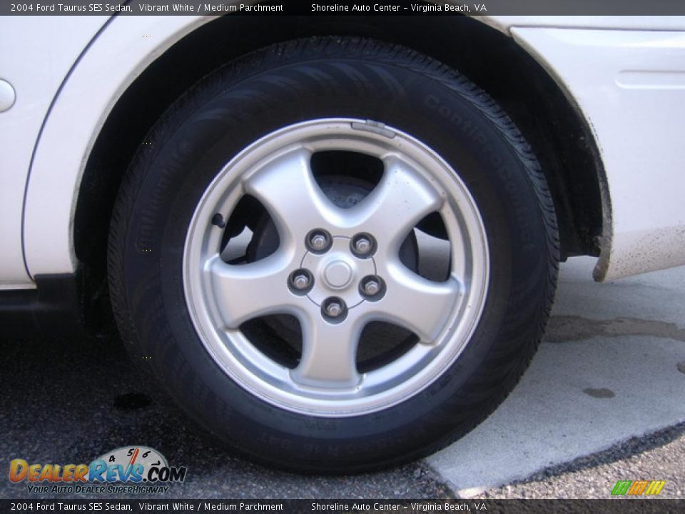 2004 Ford Taurus SES Sedan Vibrant White / Medium Parchment Photo #9