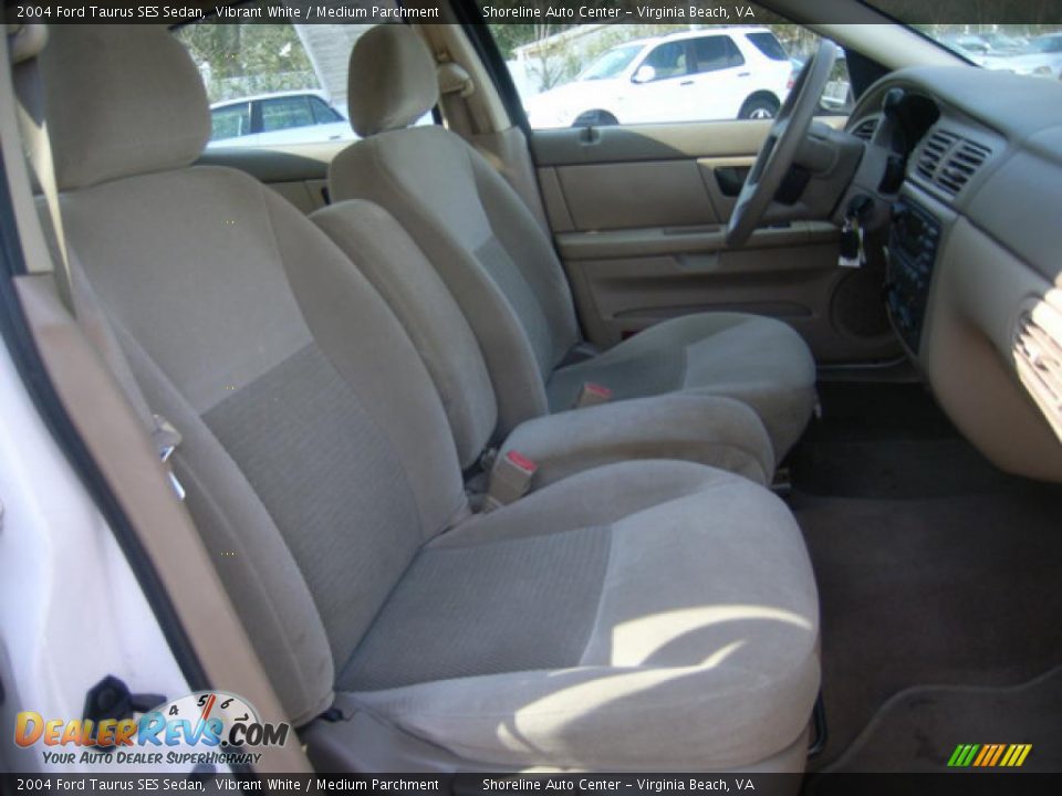 2004 Ford Taurus SES Sedan Vibrant White / Medium Parchment Photo #12