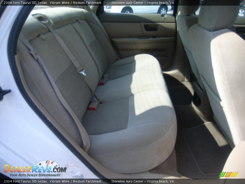 2004 Ford Taurus SES Sedan Vibrant White / Medium Parchment Photo #13
