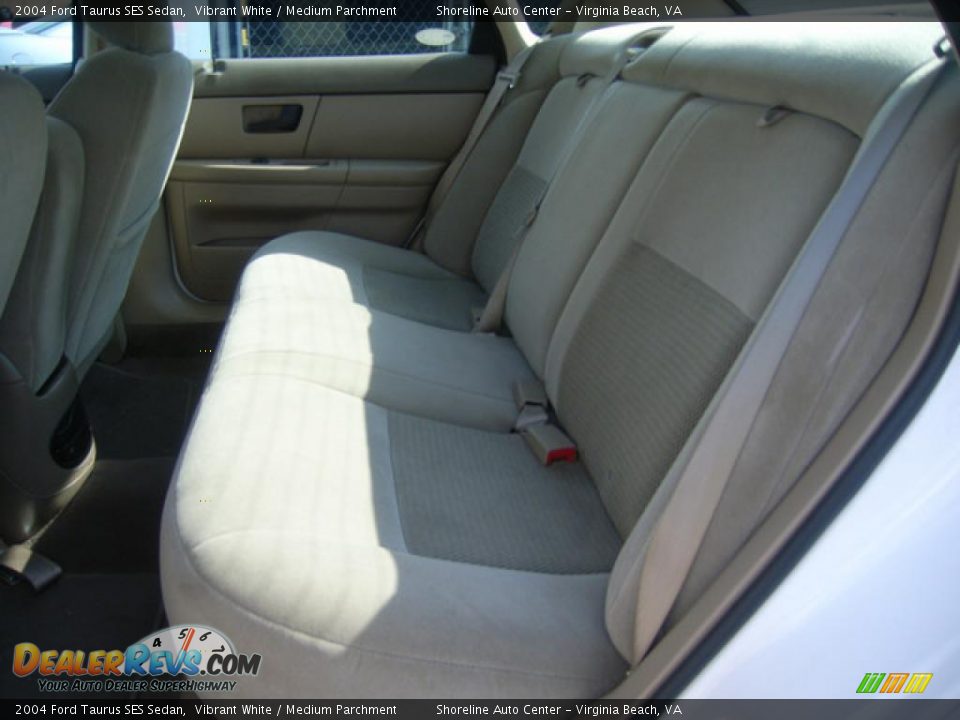 2004 Ford Taurus SES Sedan Vibrant White / Medium Parchment Photo #14