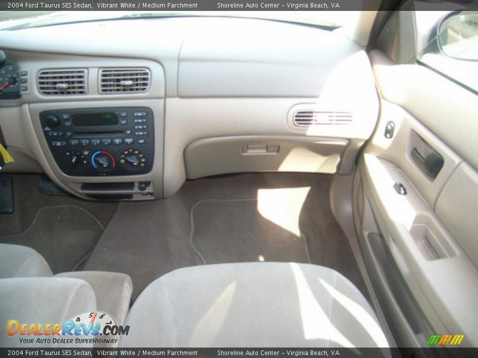 2004 Ford Taurus SES Sedan Vibrant White / Medium Parchment Photo #17
