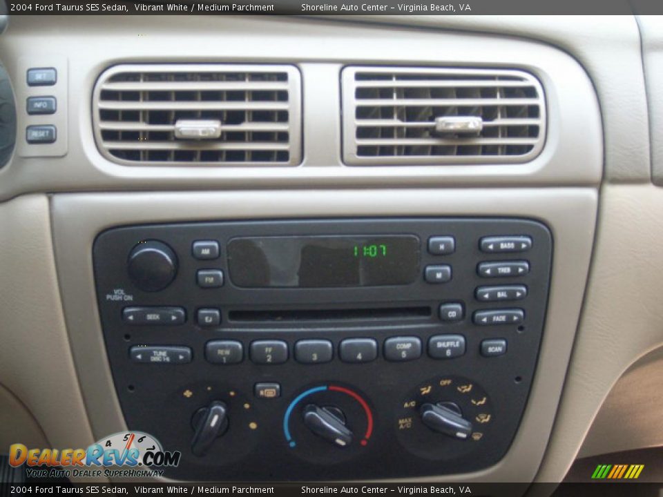 2004 Ford Taurus SES Sedan Vibrant White / Medium Parchment Photo #18
