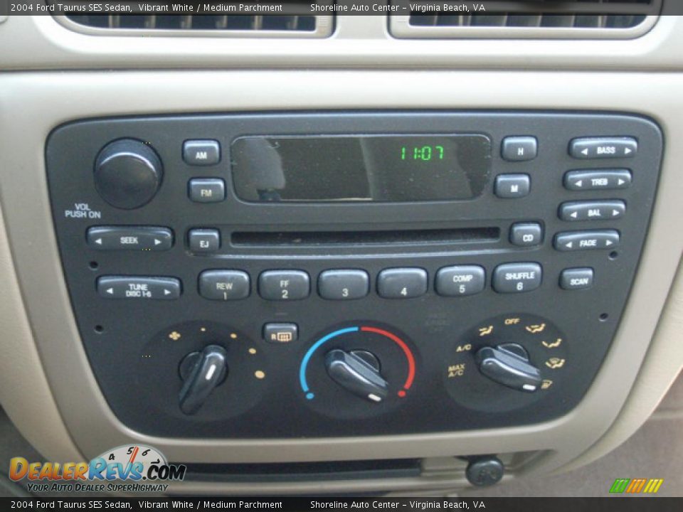 2004 Ford Taurus SES Sedan Vibrant White / Medium Parchment Photo #19
