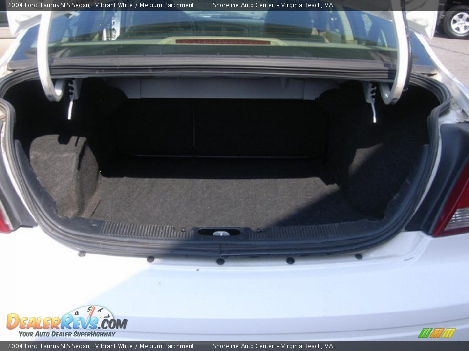 2004 Ford Taurus SES Sedan Vibrant White / Medium Parchment Photo #23