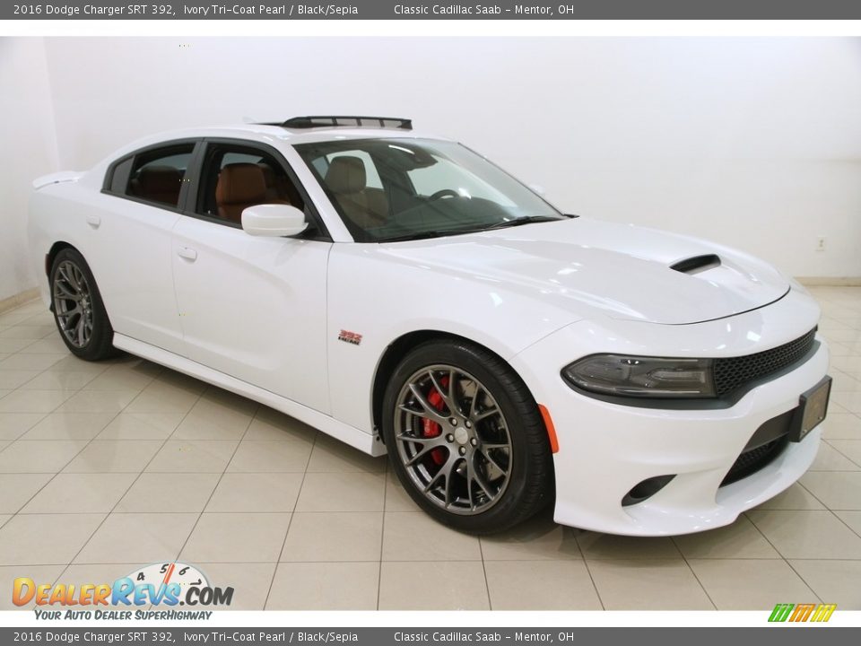 Front 3/4 View of 2016 Dodge Charger SRT 392 Photo #1