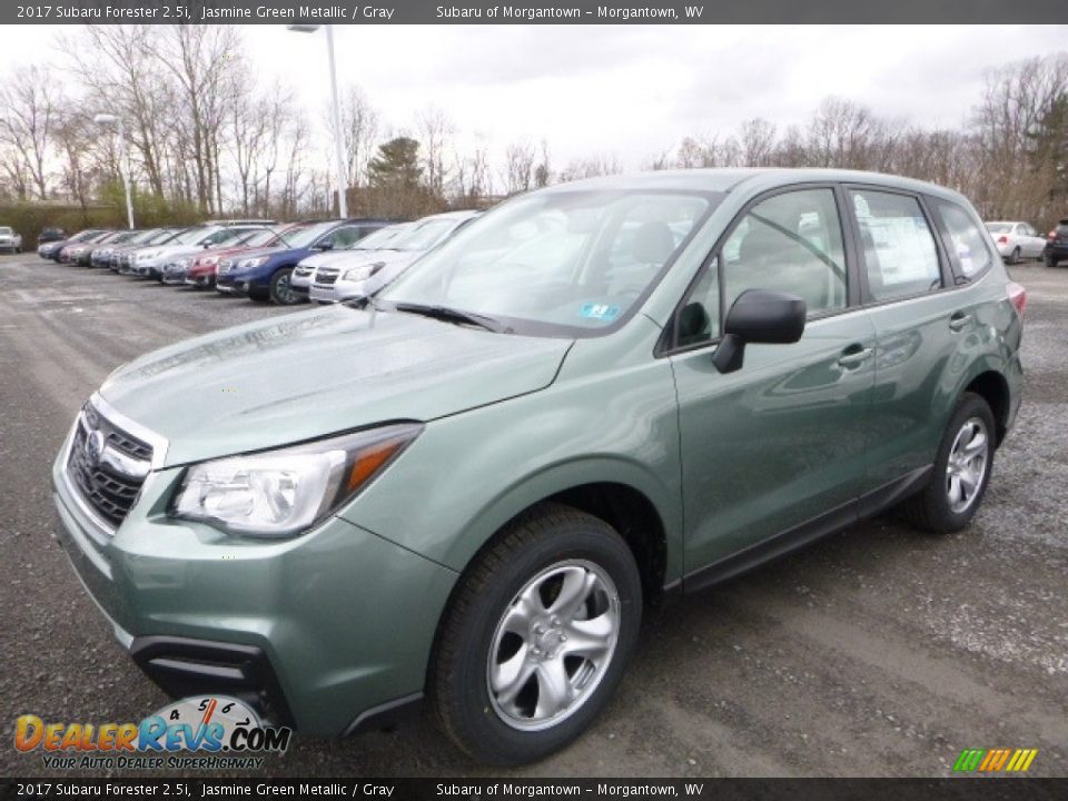 Front 3/4 View of 2017 Subaru Forester 2.5i Photo #11