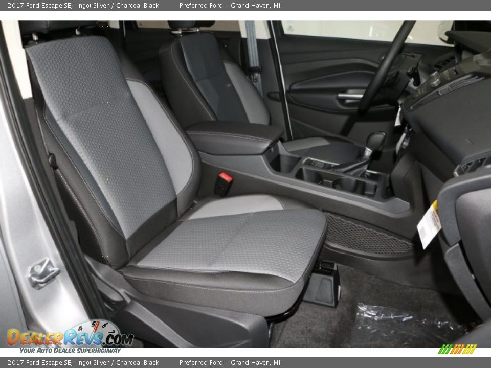 2017 Ford Escape SE Ingot Silver / Charcoal Black Photo #4