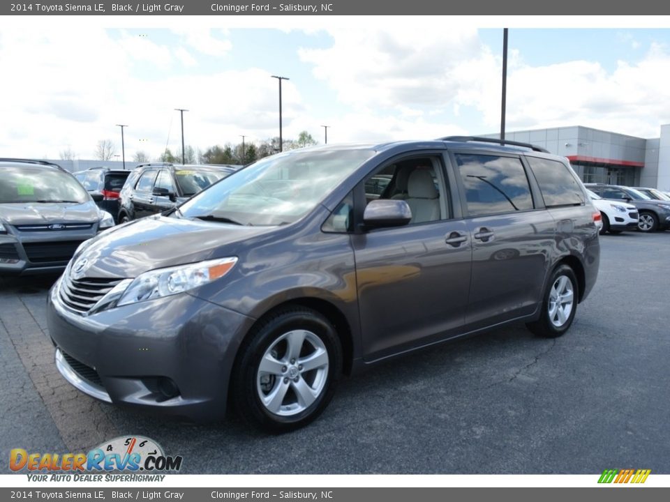 Front 3/4 View of 2014 Toyota Sienna LE Photo #6