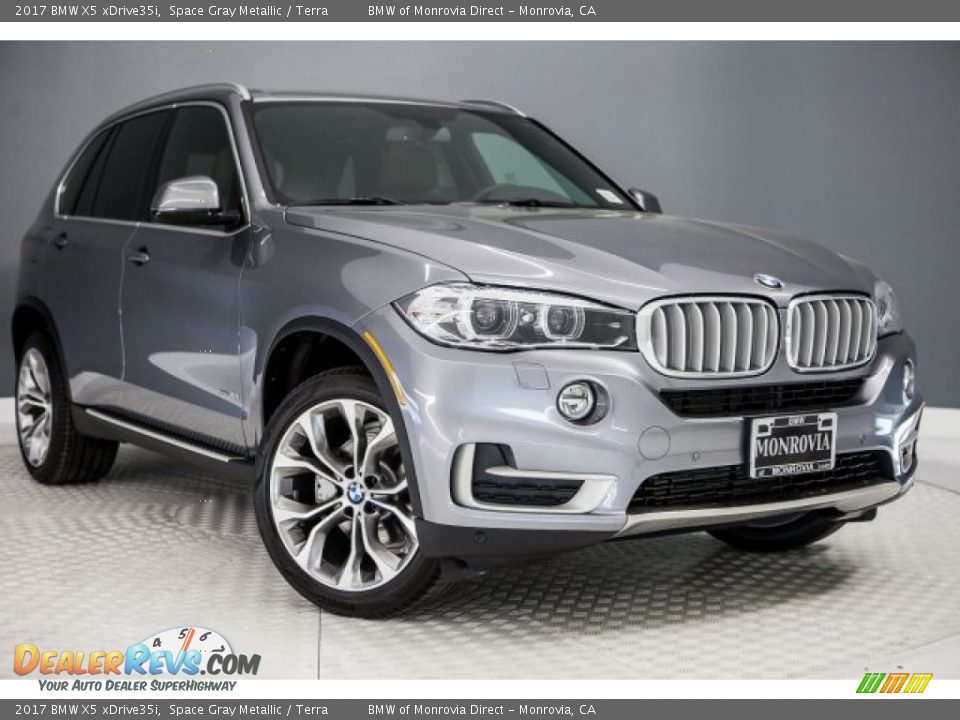 Front 3/4 View of 2017 BMW X5 xDrive35i Photo #12