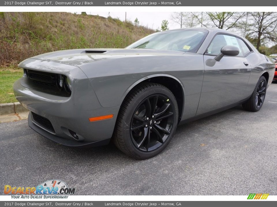 Front 3/4 View of 2017 Dodge Challenger SXT Photo #1