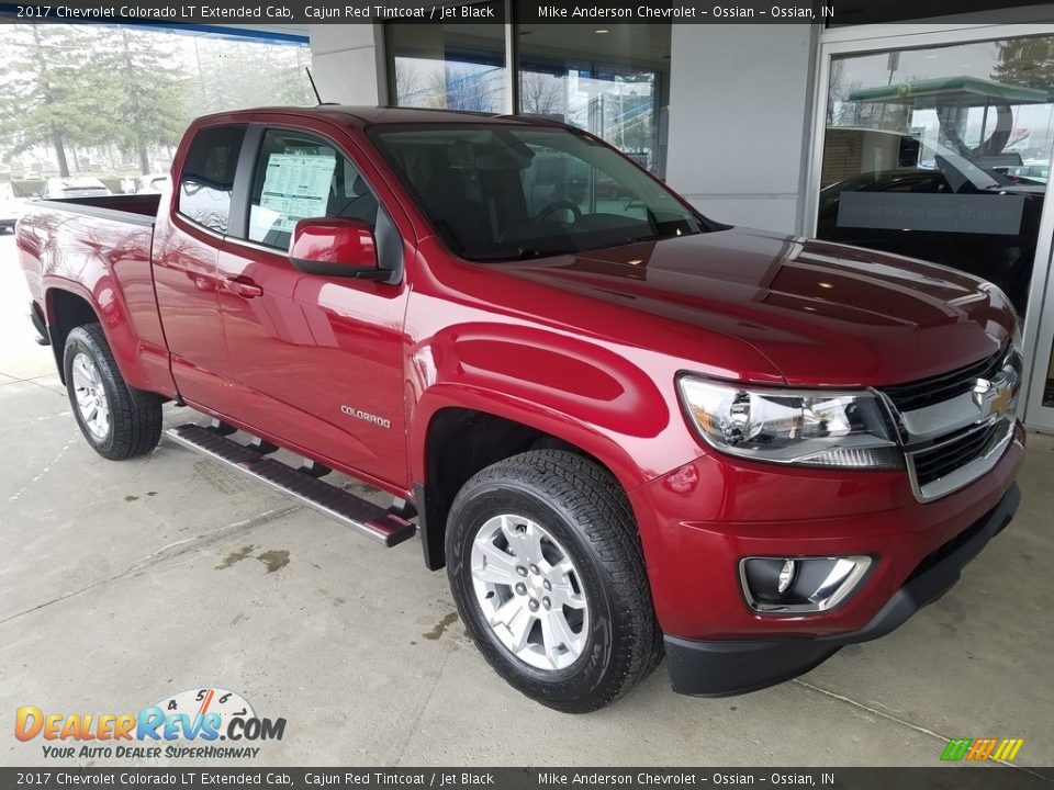 Front 3/4 View of 2017 Chevrolet Colorado LT Extended Cab Photo #1