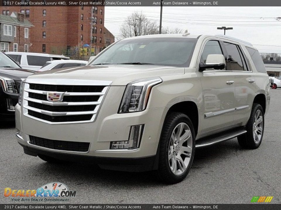 Front 3/4 View of 2017 Cadillac Escalade Luxury 4WD Photo #3