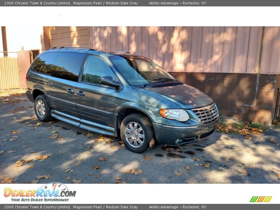 Front 3/4 View of 2006 Chrysler Town & Country Limited Photo #4